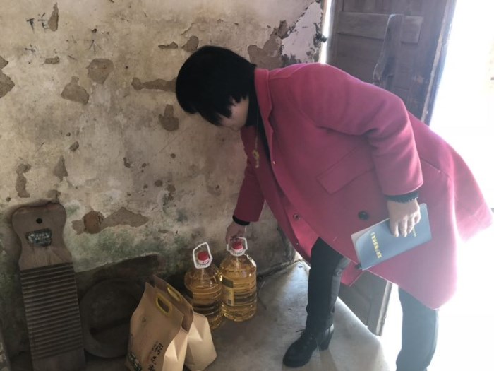 5扶贫慰问_副本.jpg