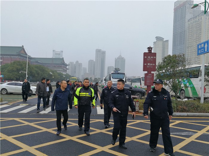 交警检查车辆5.jpg