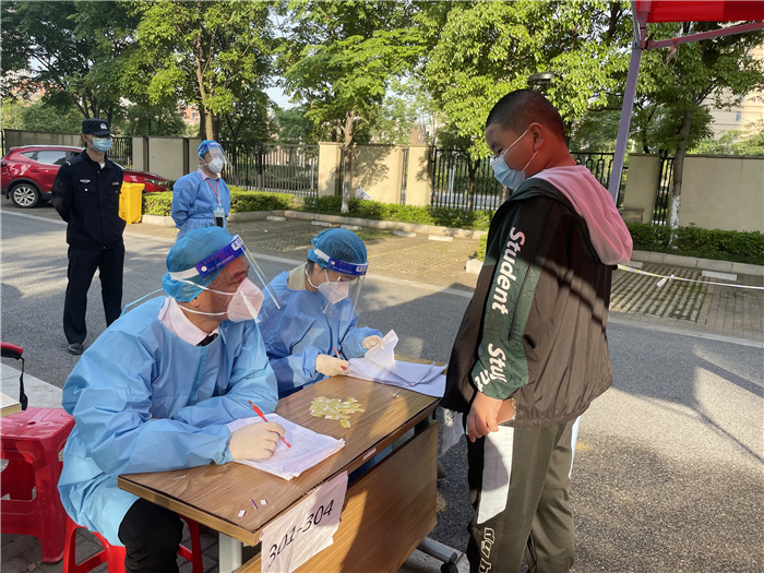 陈璐璐志愿者照片2 (2).jpg